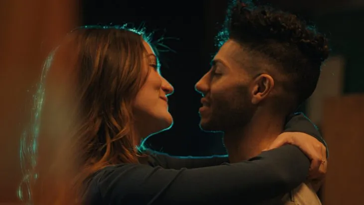 Keşke Burada Olsaydın izle